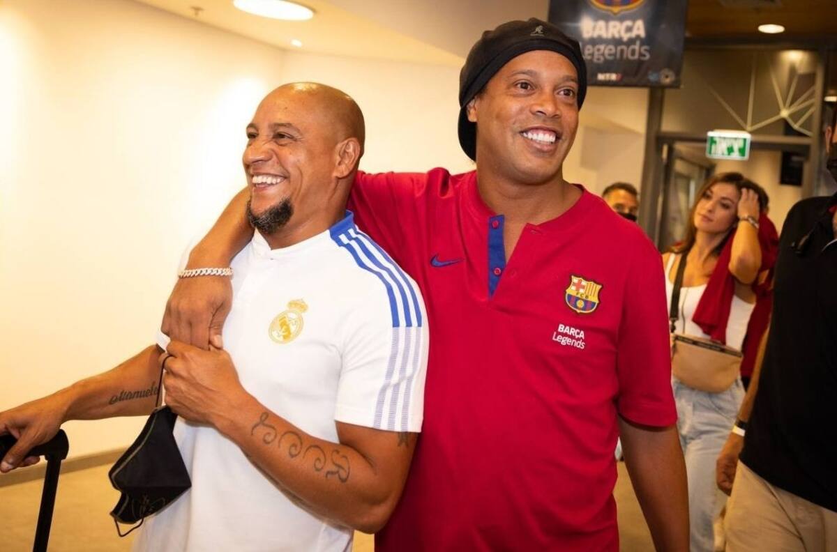 (VIDEO) Ronaldinho y Roberto Carlos presentes en el “Clásico” de las Leyendas