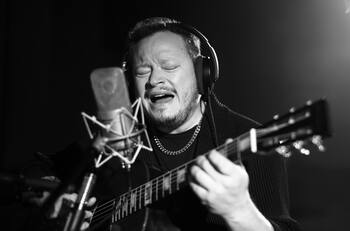 Leonel García presenta EP acústico: "quise desnudar las canciones, recrear cuando surgen en soledad"