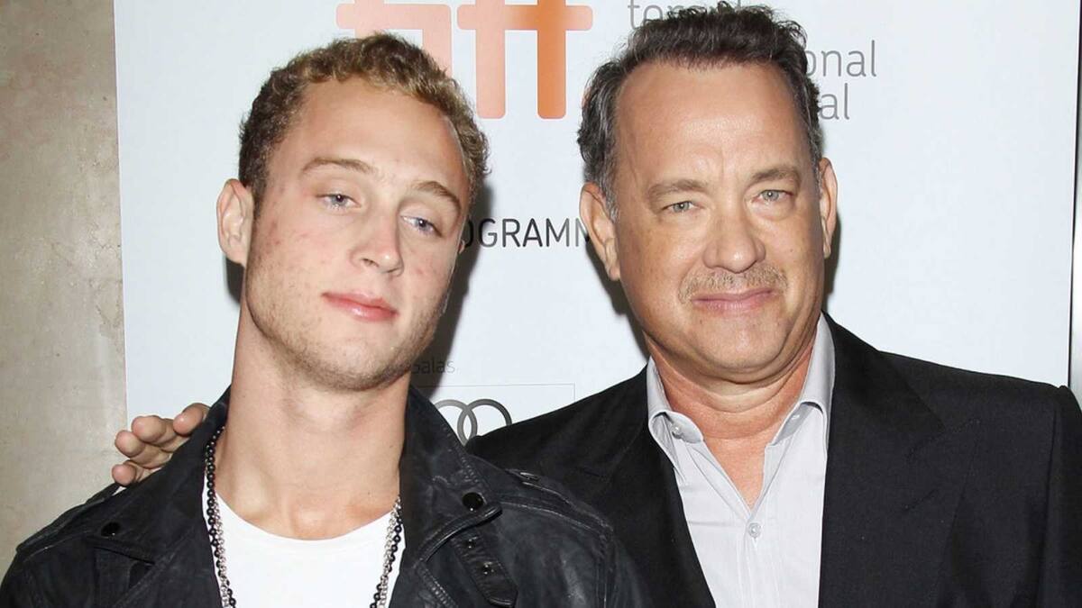 Hijo de Tom Hanks arremete contra las vacunas; su papá fue internado por COVID