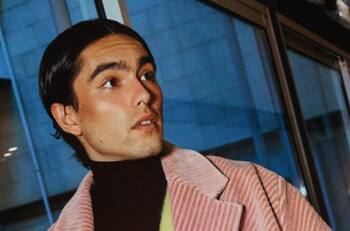 Sergio Mayer Mori crea polémica con foto usando crop top y pantalón floreado