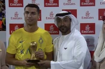 Fanáticos de Lionel Messi se burlan de Cristiano Ronaldo por recibir una “mini Copa del Mundo” en Al Nassr