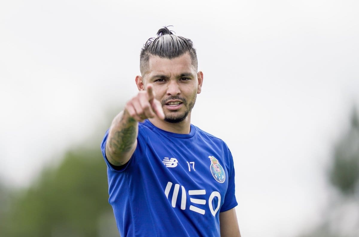 Tecatito Corona interesa a un grande de la Premier League