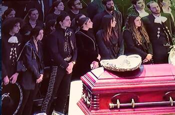 Hijos de Alejandro Fernández se colocaron junto al féretro en misa de Vicente Fernández