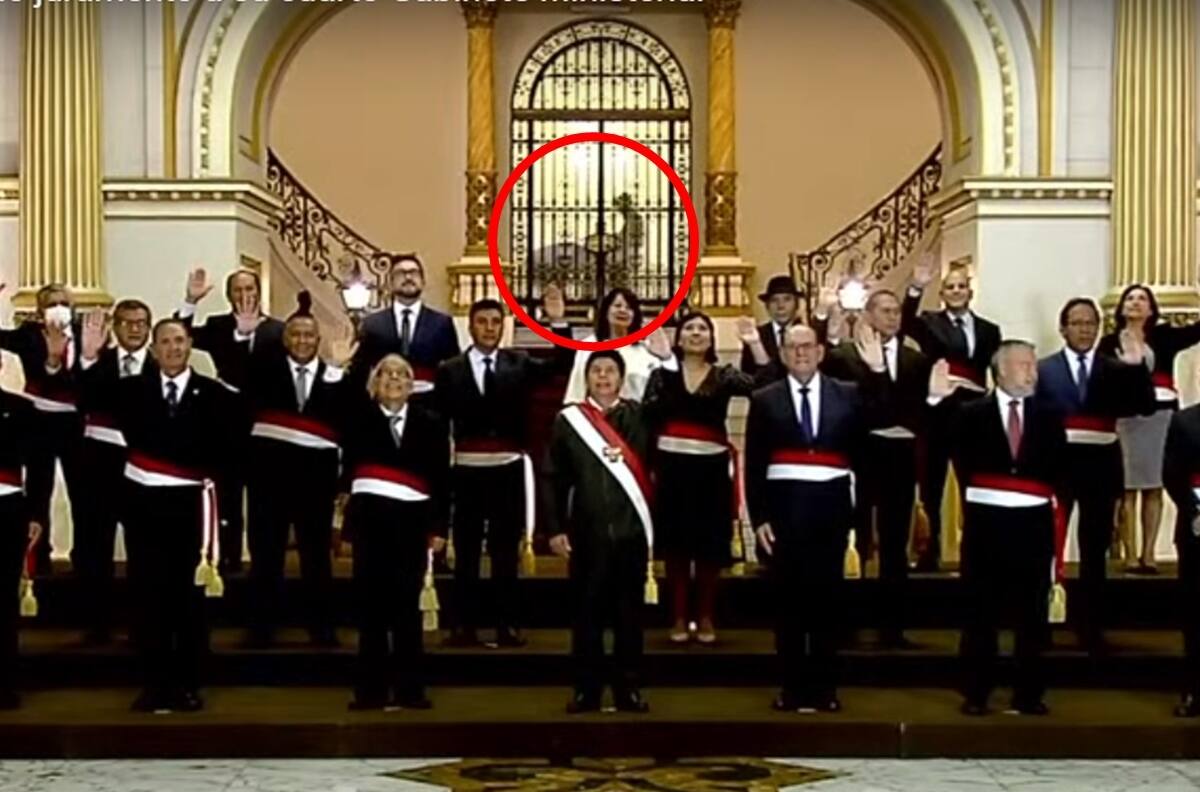 VIDEO | Captan "extrañas sombras" en toma de protesta del nuevo gabinete del presidente de Perú