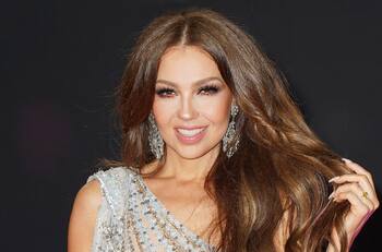 Llega Thalía a los 50 años, radiante y muy sexy