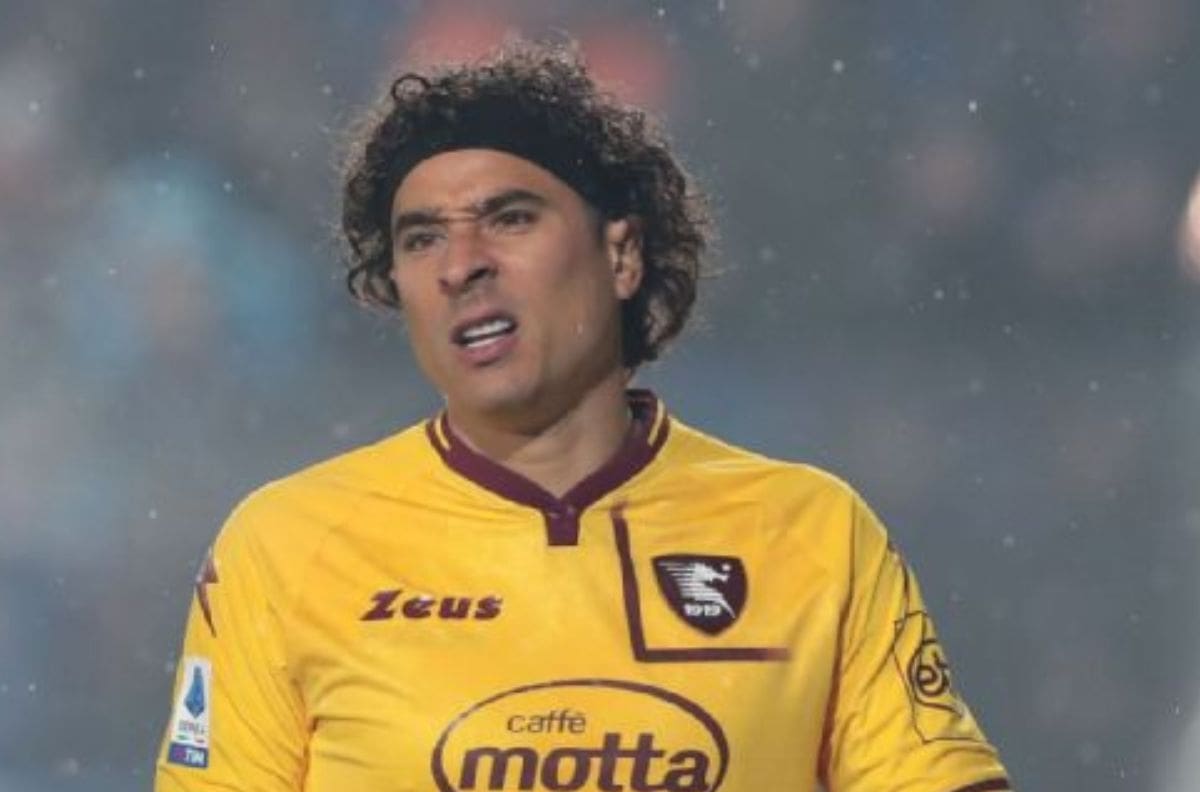 Así responde la prensa italiana a los ocho goles que recibió Guillermo Ochoa con Salernitana