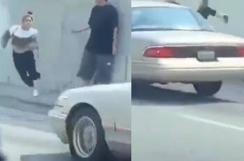 VIDEO | Mujer se arroja a la carretera tras discutir con su novio y se hace viral