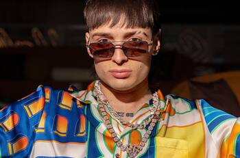 Peso Pluma lanzó monitor de pantalla al público durante concierto en Ecuador