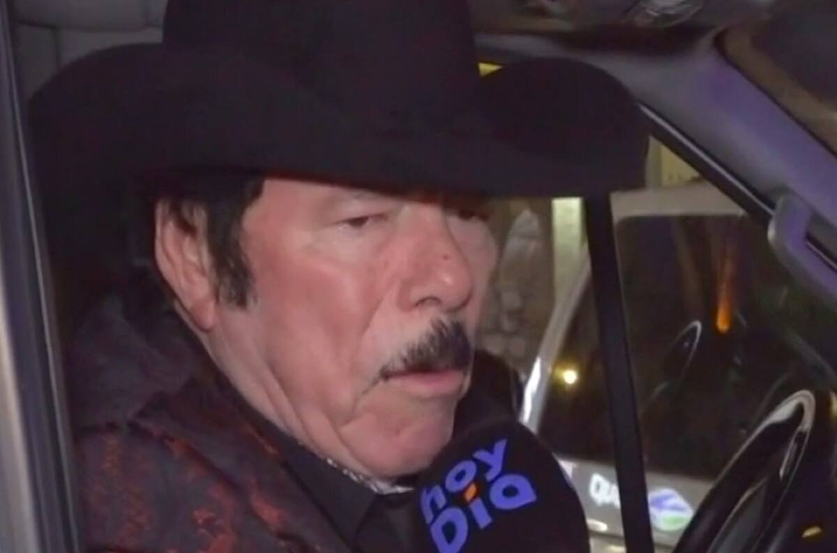 Lalo Mora se justifica por manosear a una fan: “Me iba a caer, la muchacha se asustó, me aventó”
