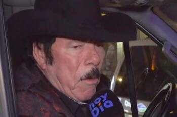 Lalo Mora se justifica por manosear a una fan: “Me iba a caer, la muchacha se asustó, me aventó”