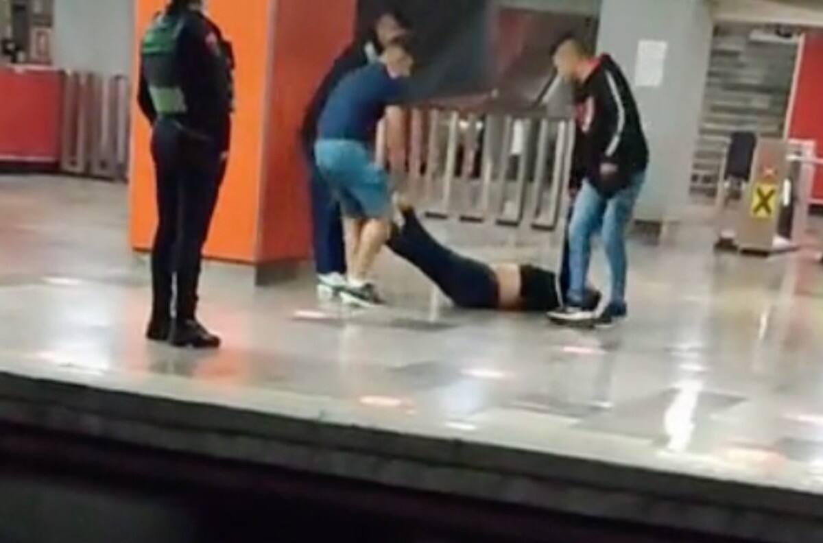 VIDEO | Jóvenes arrastran a amigo borracho en el Metro de la CDMX "Estos sí son amigos de verdad"