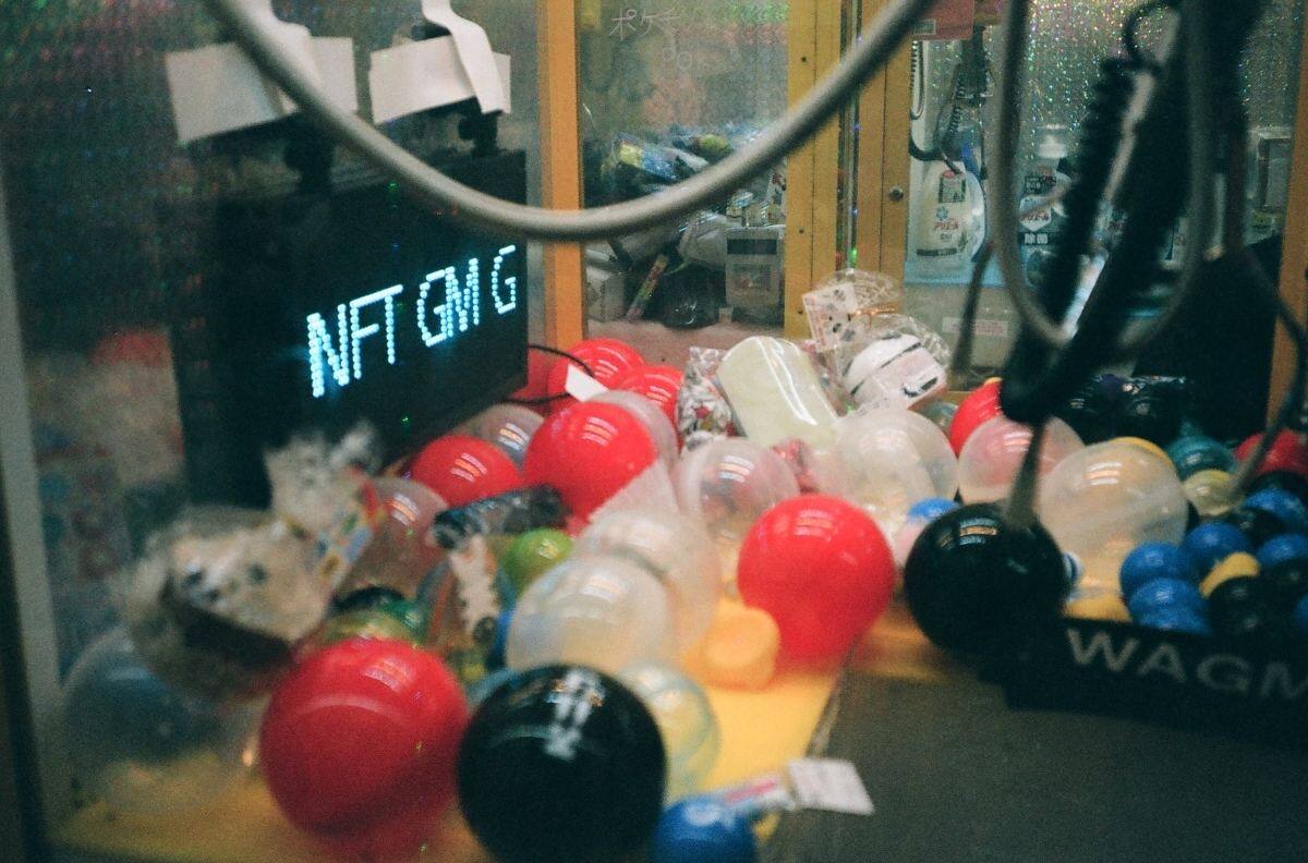 Así es la “máquina de refrescos” que vende NFTs
