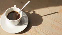 Descubre por qué debes usar una cuchara metálica al meter el café al microondas