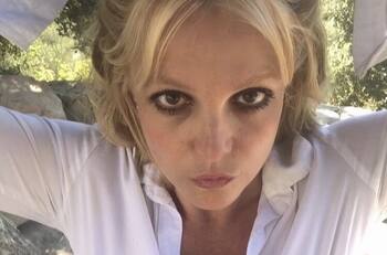 Britney Spears se libera del dolor al posar en topless