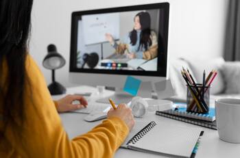 Video: Héroe sin capa: Alumno enfrenta a profesor por injusticia en clase virtual