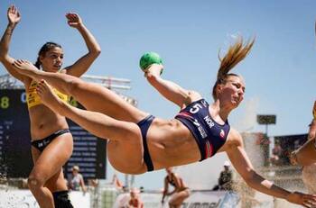 Multan a equipo femenil de balonmano por negarse a utilizar bikinis como uniforme
