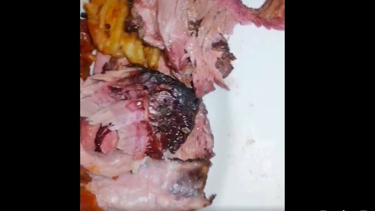 Video: Encuentra "larvas de mosca" en su corte; restaurante dice que es sal y pimienta