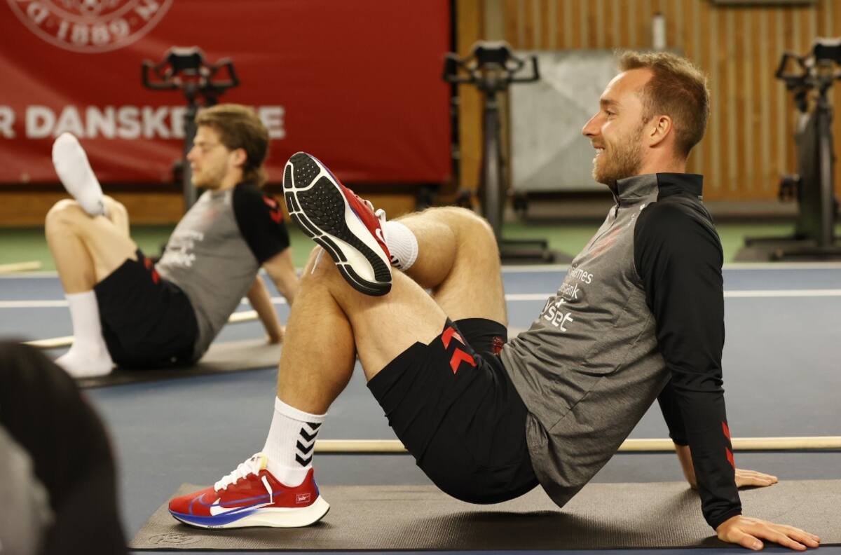 Christian Eriksen, jugador danés que sufrió ataque cardíaco es visto en la playa