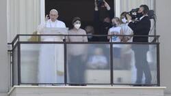 Papa Francisco reaparece y reza el Ángelus desde el balcón del hospital