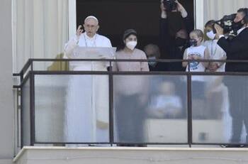 Papa Francisco reaparece y reza el Ángelus desde el balcón del hospital