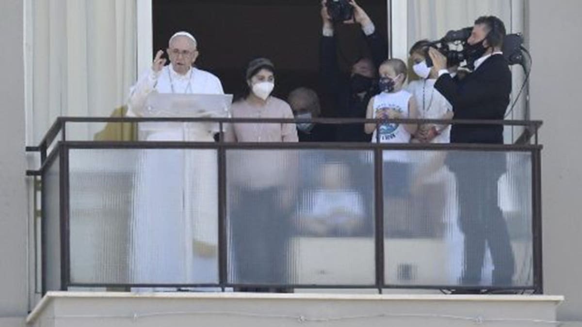 Papa Francisco reaparece y reza el Ángelus desde el balcón del hospital