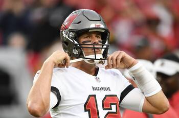 Tom Brady sale del retiro para regresar a jugar con los Tampa Bay Buccaneers