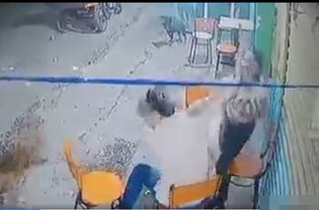 Video: Mujer se defiende de la agresión de su pareja y le pega con una silla