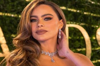 Desde la playa Sofía Vergara celebra su cumpleaños 51, presume su figura en traje de baño