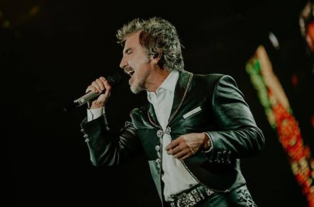 Alejandro Fernández realizó homenaje a Valentín Elizalde, "El Gallo de Oro"