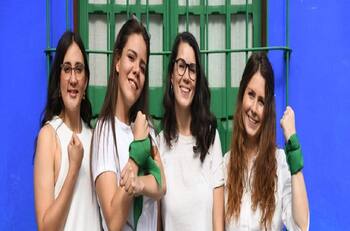 VIDEO | Morras chilangas retiran lonas del Alcalde de Coyoacán y se hacen virales