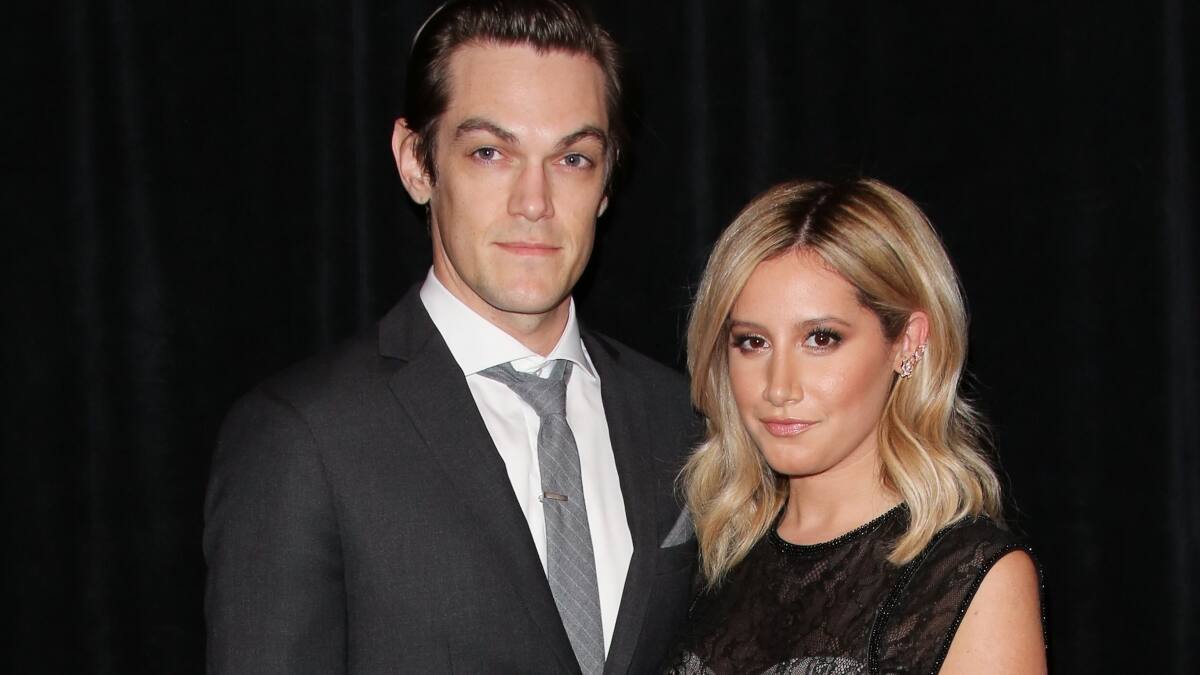 Ashley Tisdale publicó una nueva foto de su hija, Jupiter Iris y llamó a su esposo, Christopher French el "mejor papá"