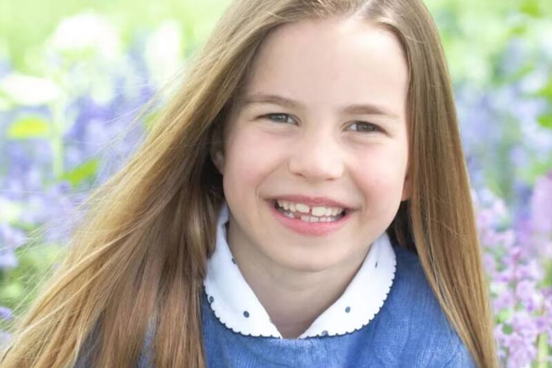 Kate Middleton reveló que su hija es muy competitiva con sus hermanos cuando juegan rugby en el jardín de su casa.