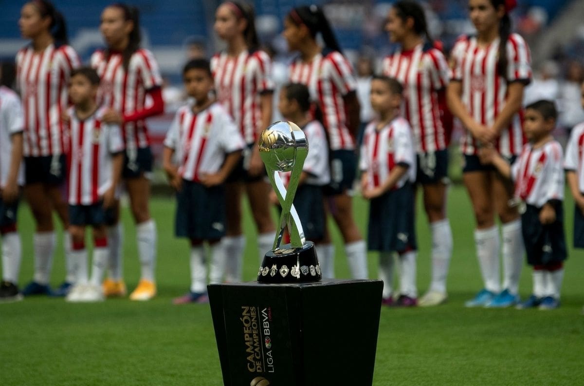 Chivas se queda con el trofeo de Campeón de Campeonas de la Liga MX Femenil