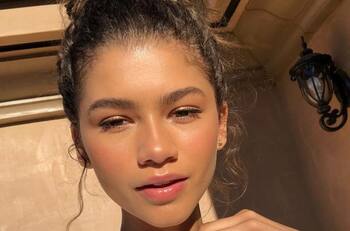 VIDEO | "Delineado transparente" el truco viral de TikTok que levanta los párpados caídos