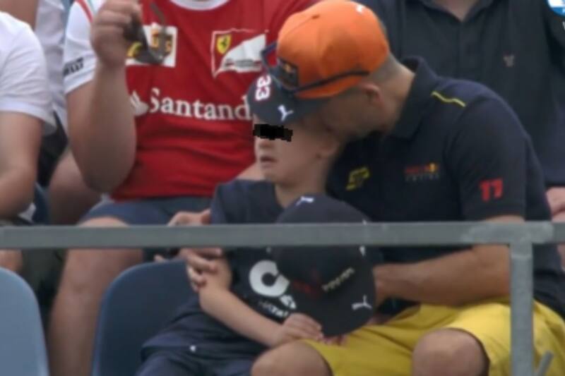 Niño llora al ver accidente de Checo Pérez. (Captura de video)