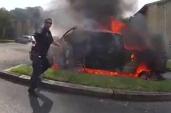 Video: Policías rescatan a hombre de un auto en llamas