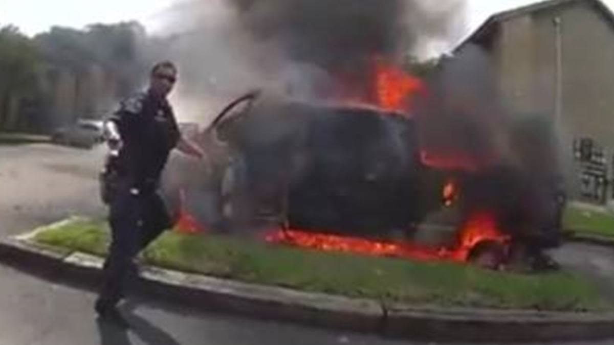 Video: Policías rescatan a hombre de un auto en llamas