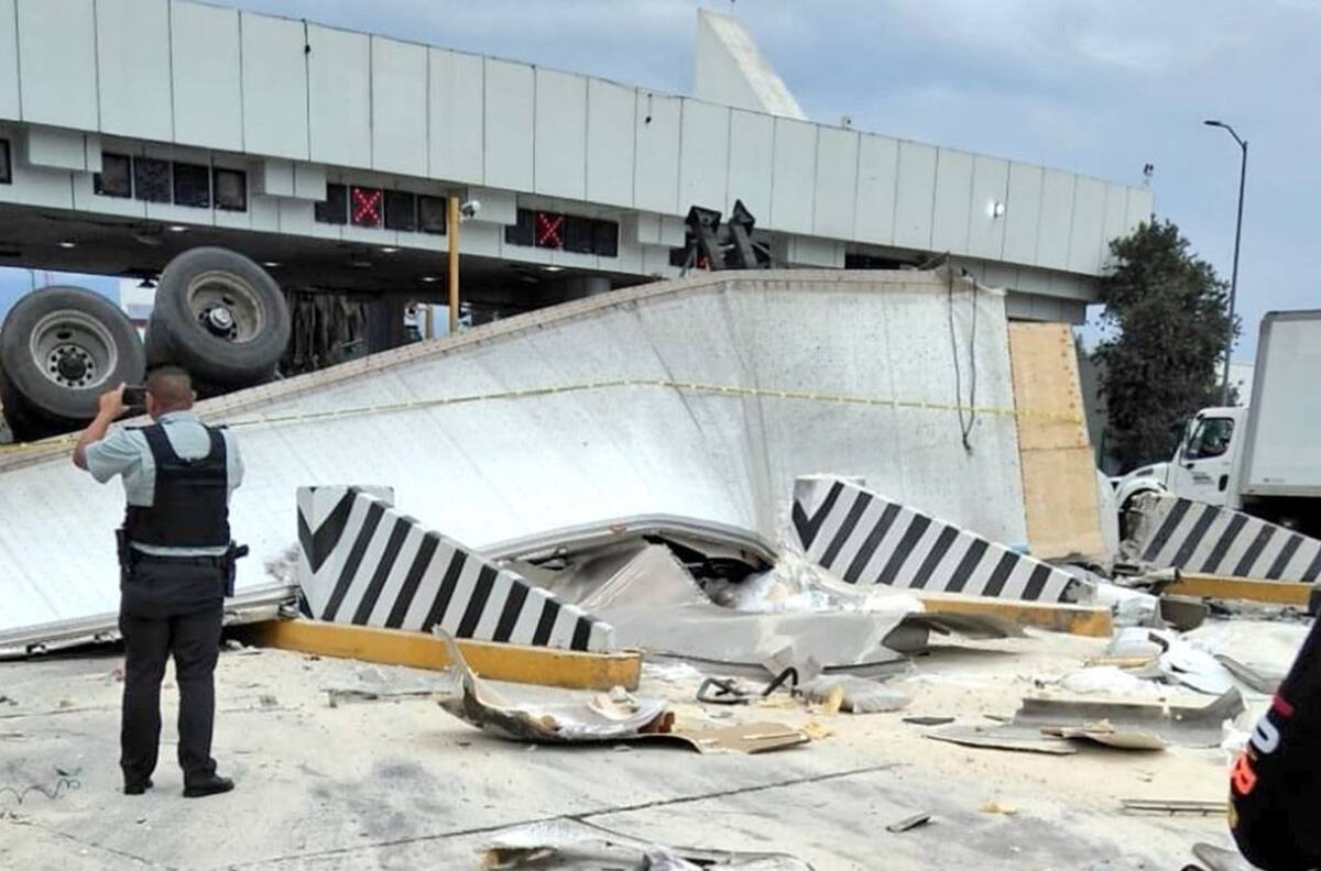 Video: Tráiler se queda sin frenos e impacta vehículos en caseta de la México-Puebla; van 3 muertos