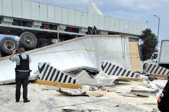 Video: Tráiler se queda sin frenos e impacta vehículos en caseta de la México-Puebla; van 3 muertos