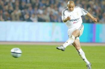 A Mohamed Salah no le va a gustar: Roberto Carlos calentó la llave entre Real Madrid y Liverpool con polémica declaración