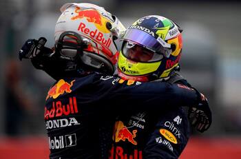 La felicitación de Checo Pérez a Max Verstappen tras la pole position en el GP de Emilia Romagna