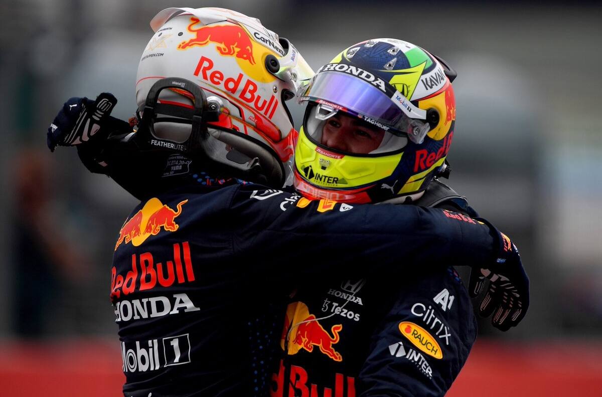 La felicitación de Checo Pérez a Max Verstappen tras la pole position en el GP de Emilia Romagna