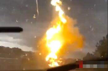 VIDEO | Captan momento impresionante en que cae un rayo en una camioneta