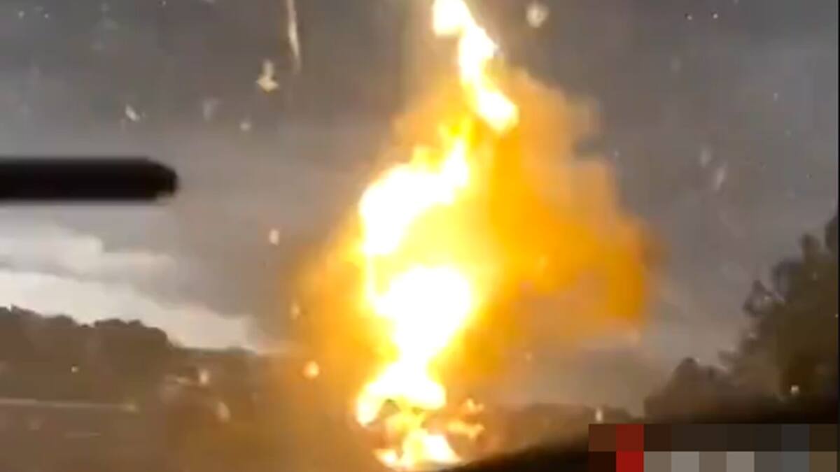 VIDEO | Captan momento impresionante en que cae un rayo en una camioneta