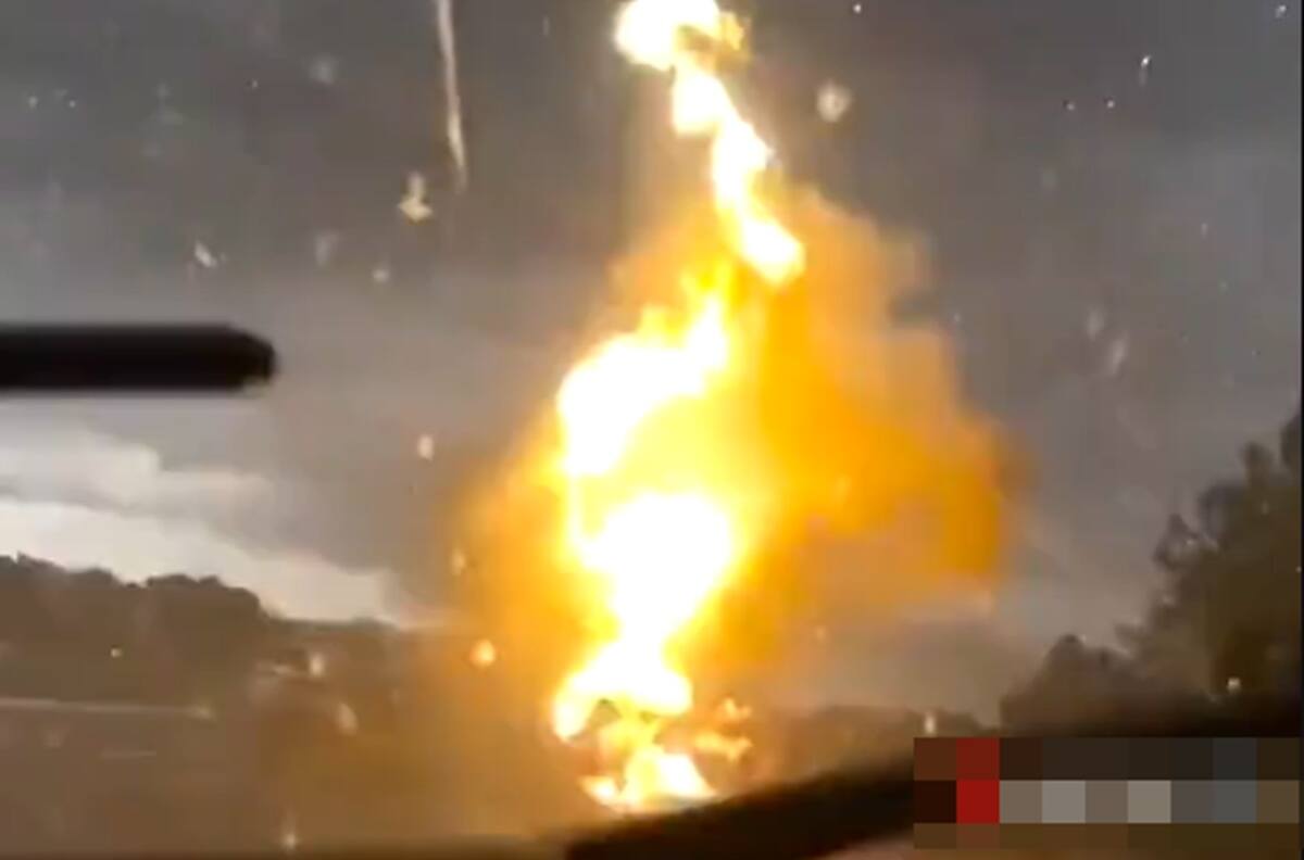 VIDEO | Captan momento impresionante en que cae un rayo en una camioneta