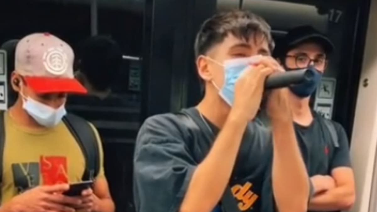 VIDEO| Hombre canta 'Locked Out Of Haven' en el metro y se vuelve viral