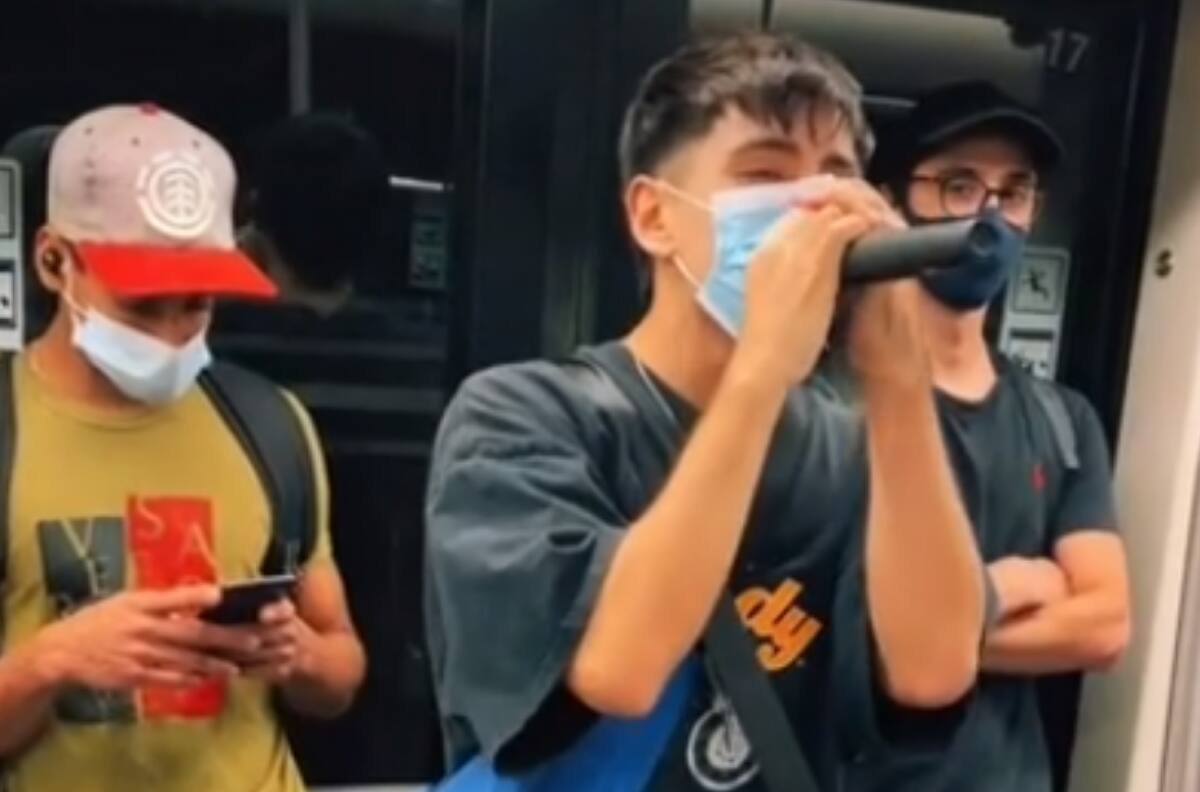 VIDEO| Hombre canta 'Locked Out Of Haven' en el metro y se vuelve viral