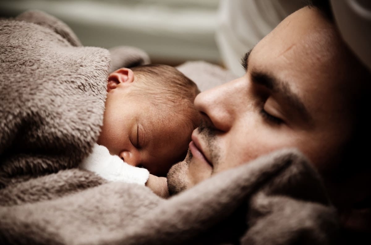 ¿Besar a tus hijos en la boca está mal?: La ciencia explica por qué no hacerlo