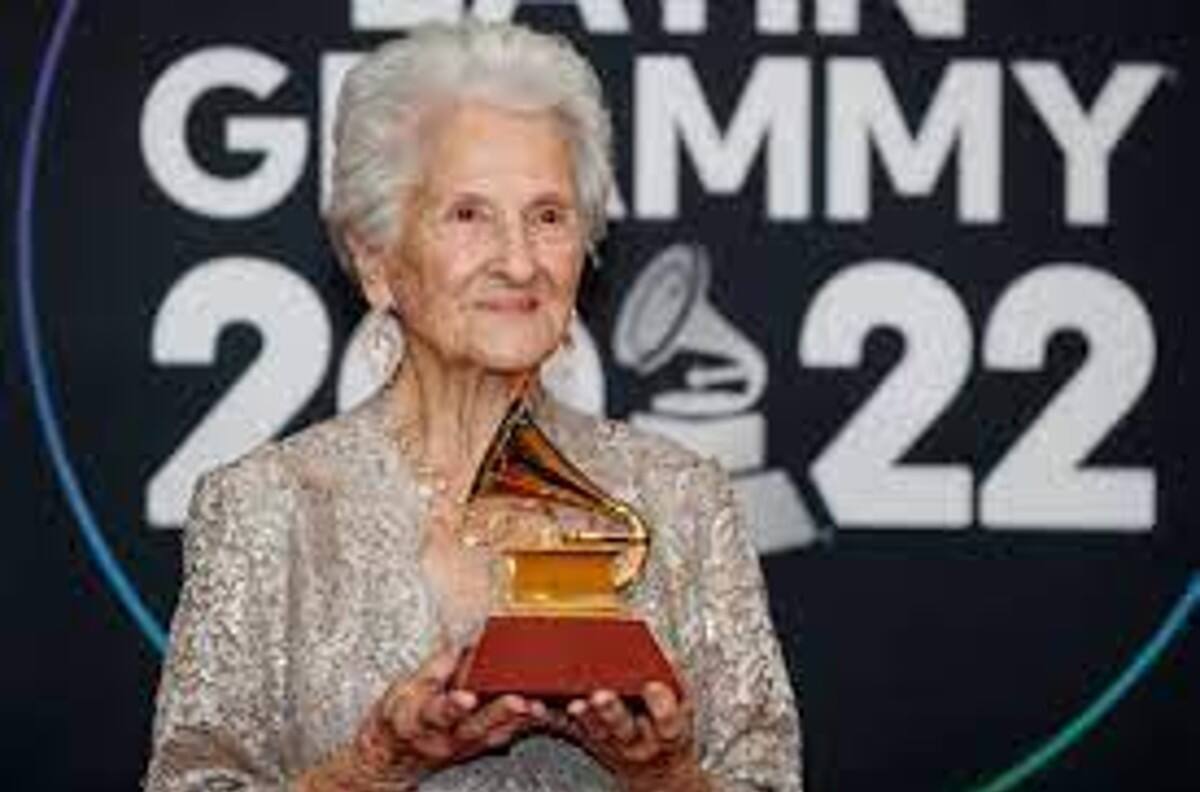 "Se los prometo, nunca es tarde" Ángela Álvarez gana un Latin Grammy a sus 95 años