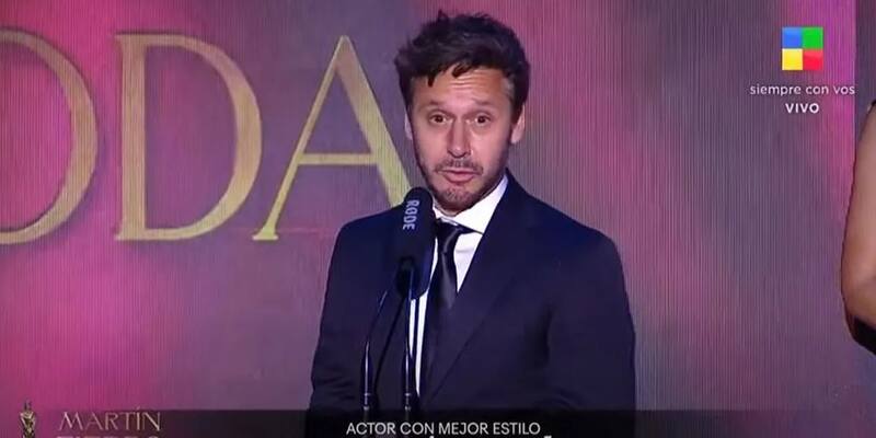 Benjamín Vicuña bromea en su discurso en los Premios Martín Fierro de la Moda